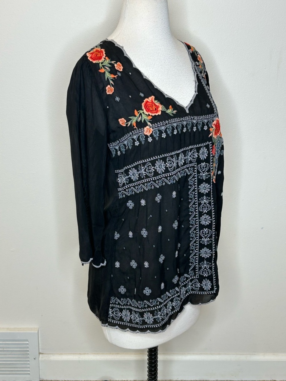 Johnny Was Black Floral Embroidered V-Neck Tunic Rayon Size XS - Picture 2 of 9